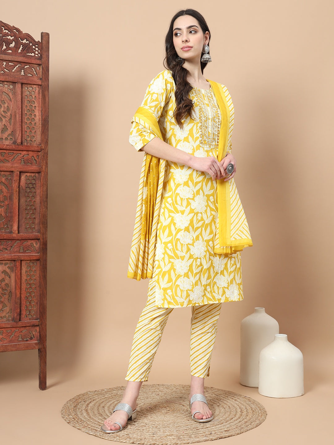 Women's Yellow Cotton Floral Print Kurta Set Dupatta With Embroidery - Yufta