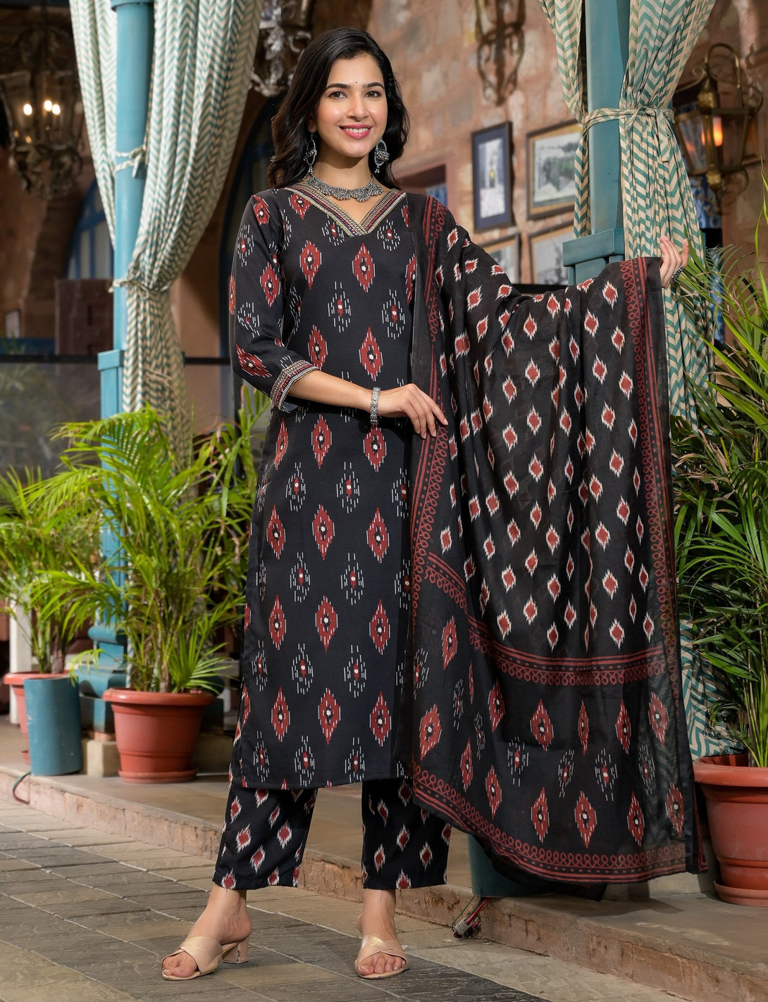 Women's Black Embroidery Viscose Rayon Kurta Set - Alvami