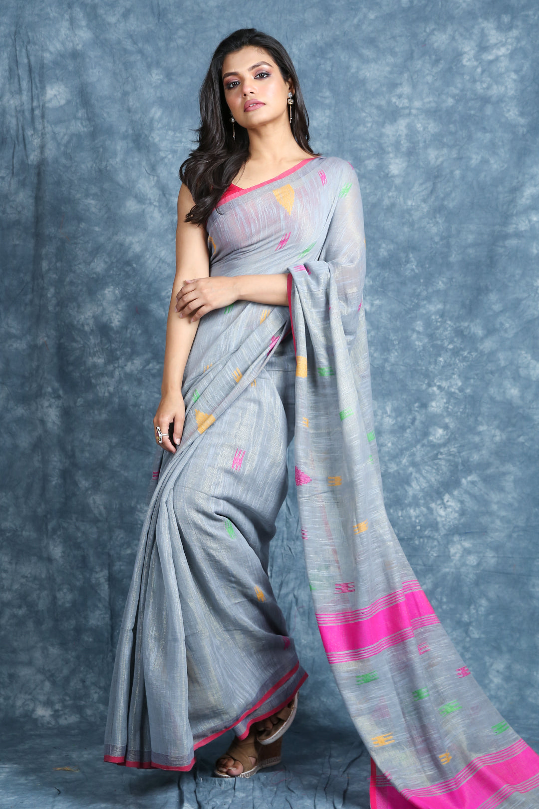 Women's  Handloom Saree With Temple Design Weaving - Charukriti