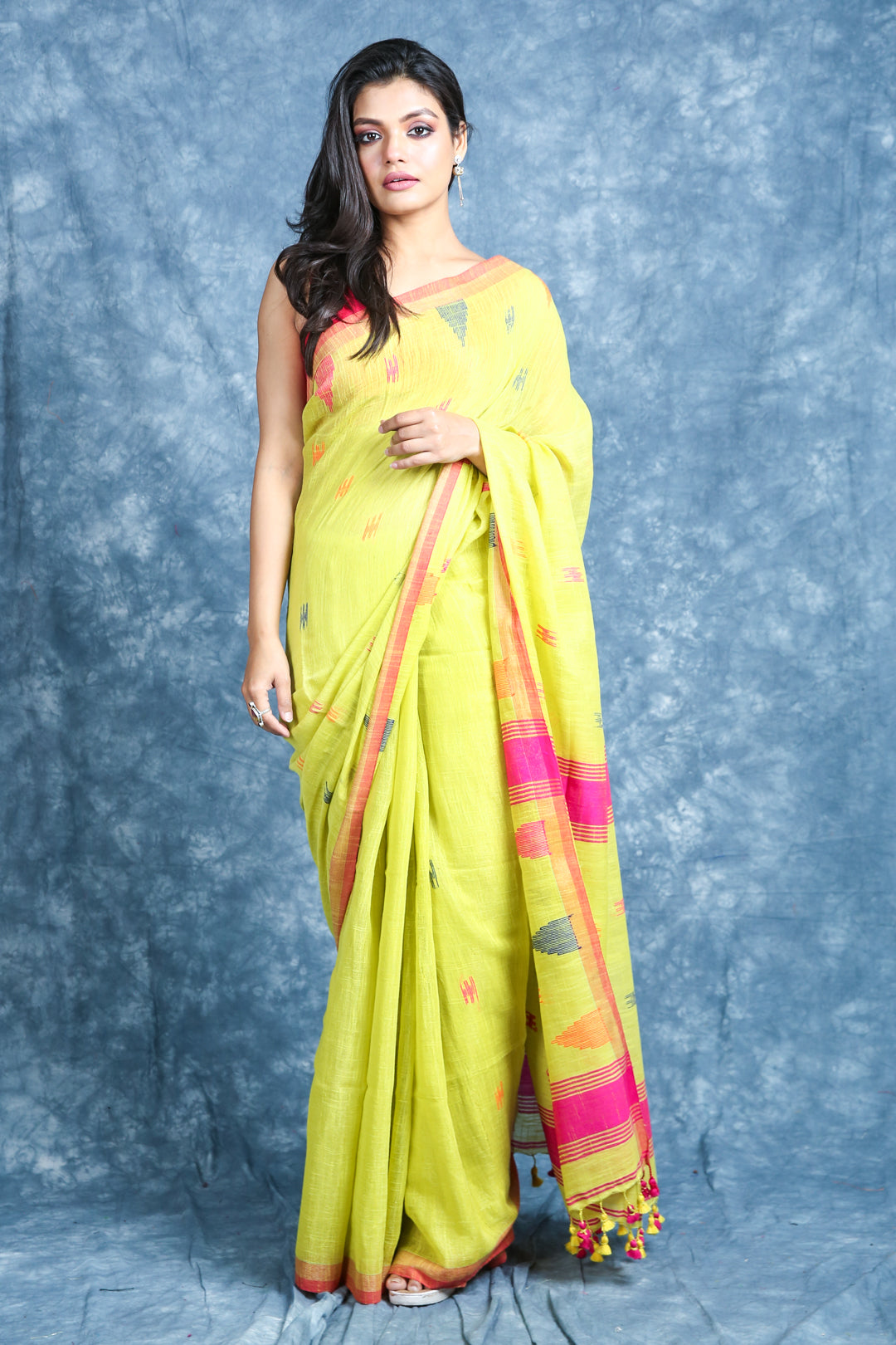 Women's  Handloom Saree With Temple Design Weaving - Charukriti