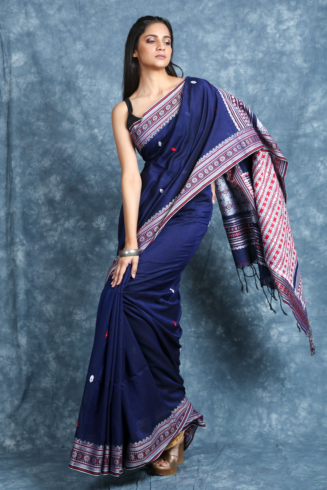 Women's  Handloom Saree With Thread Weaving Border and Pallu - Charukriti