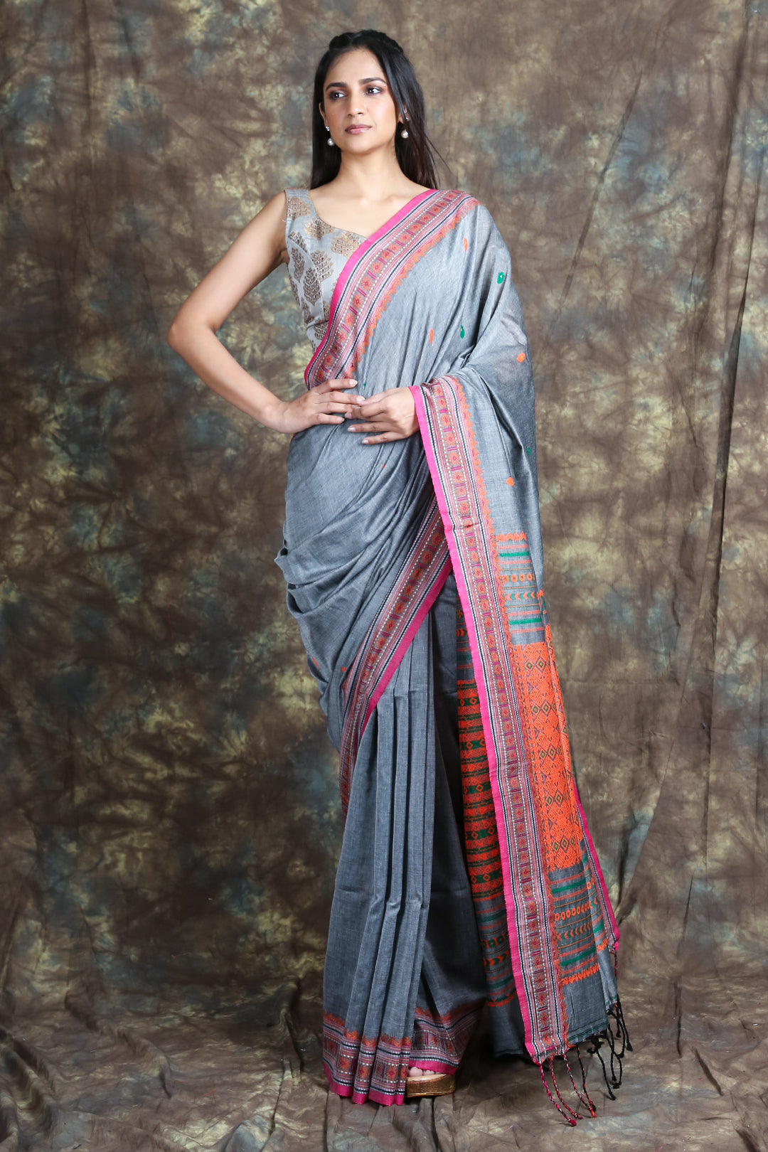 Women's  Handloom Saree With Thread Weaving Border and Pallu - Charukriti