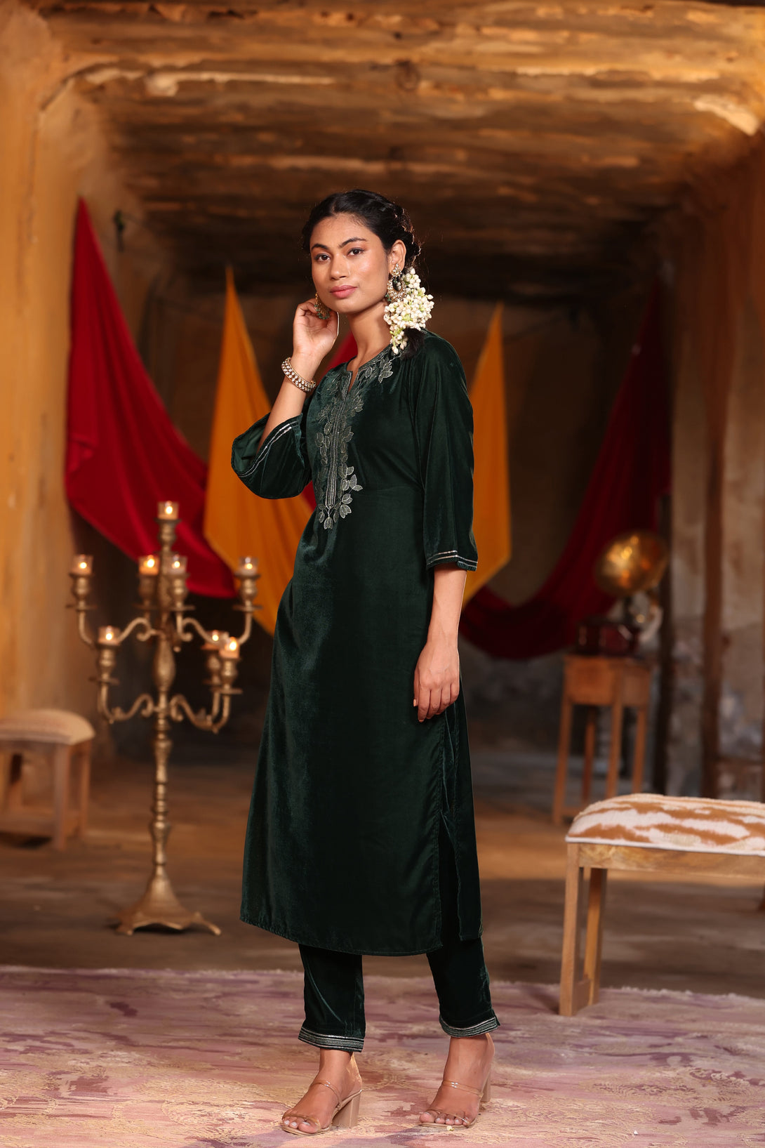 Women's Jade Green Velvet Embroidered Straight Kurta & Pants Set - Juniper