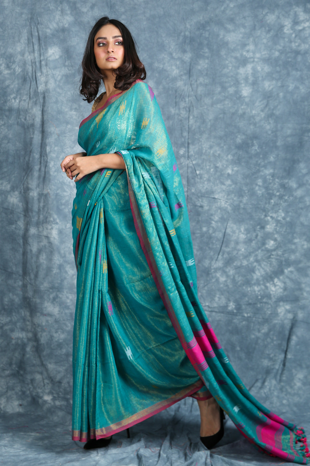 Women's  Handloom Saree With Temple Design Weaving - Charukriti