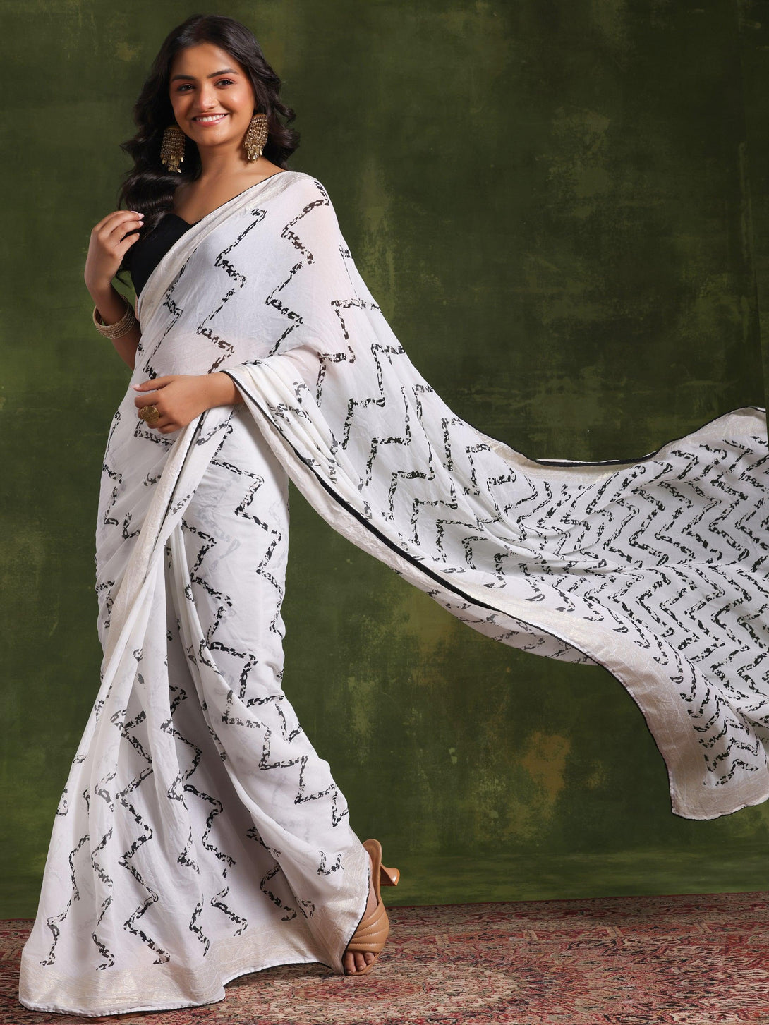 Off White Printed Poly Georgette Saree With Unstitched Blouse Piece - Jashvi