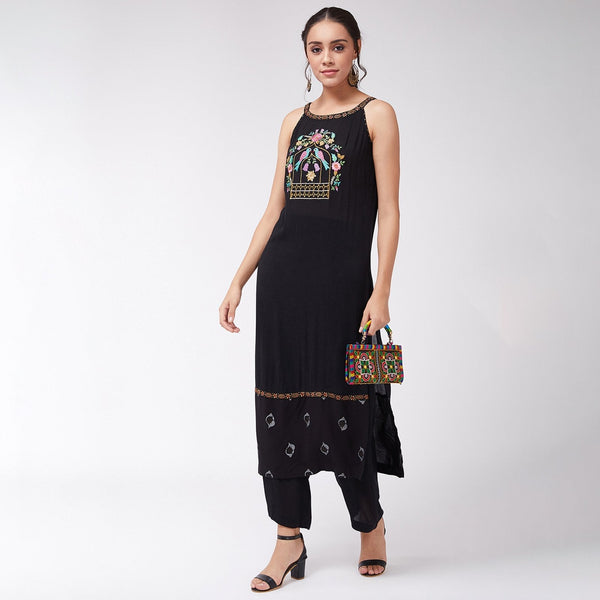 Women's Sleeveless Embroidered Fusion Straight Fit Kurta - Pannkh