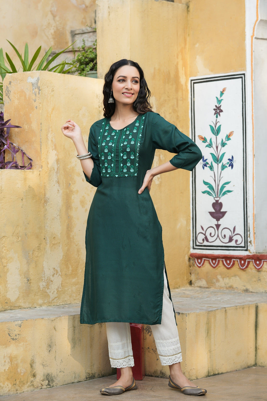 Women's Green Rayon Embroidrered Straight Fit Kurta  - Juniper