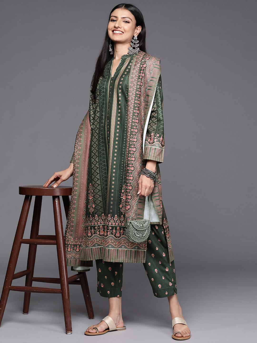 Women's Green Velvet Kurta Trousers Set With Dupatta - Ahalyaa