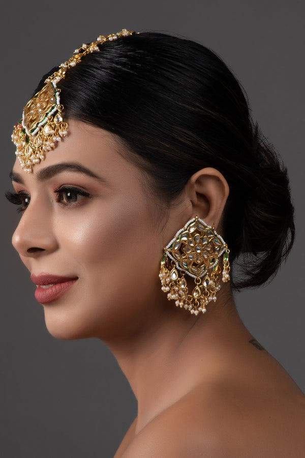 Women's Gold Tone Kundan Inspired Mang Tikka With Earrings - Femizen