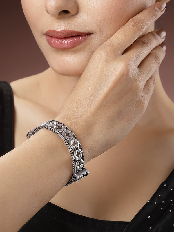 Women's Silver-Toned German Silver Oxidised Kada Bangle - Nvr