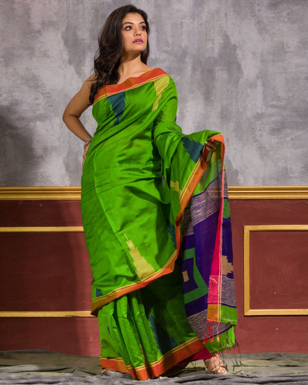 Women's Green Cotton Blend Handloom Saree - Piyari Fashion