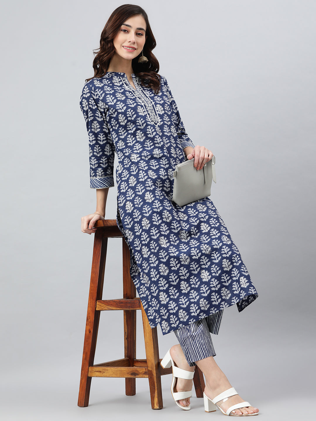 Women's Navy Blue Cotton Embroidered Kurta With Pant - Janasya