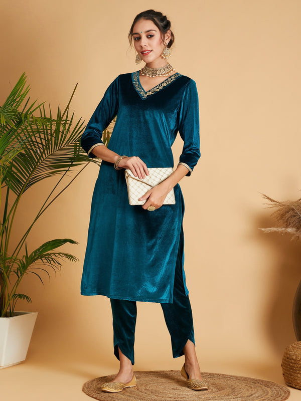 Women's Green Velvet Zari Embroidered Pocket Straight Kurta - Lyush