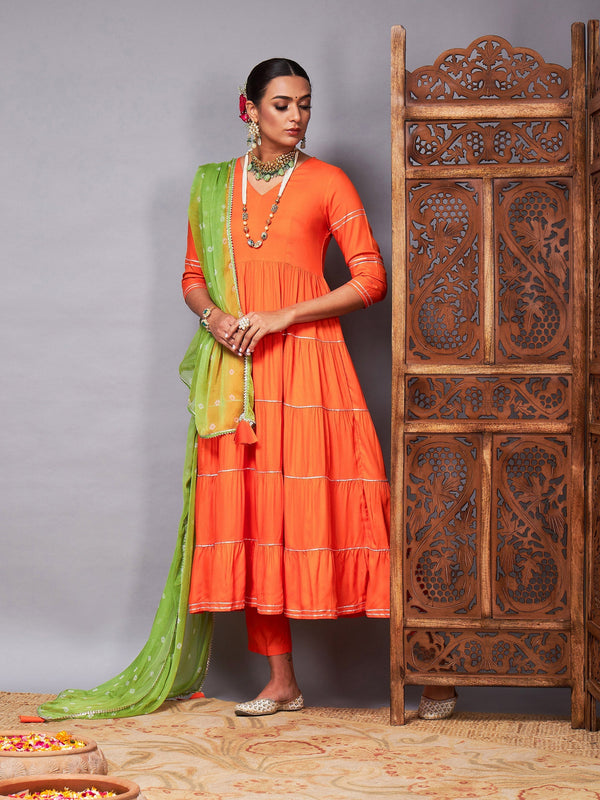 Women's Orange Tiered Kurta Set With Green Bandhej Dupatta - Lyush