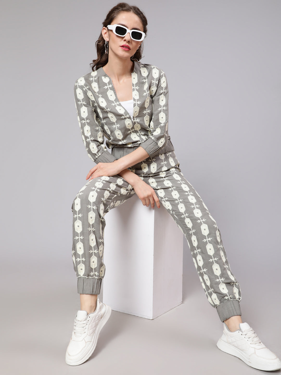 Women's Grey Embroidered Jacket With Baloon Pant Set - Aks