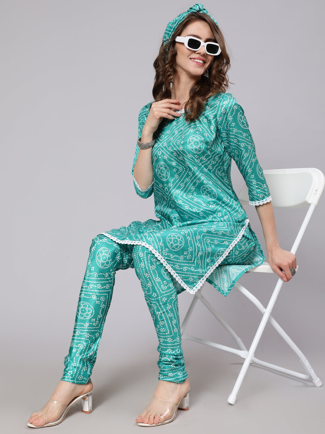 Women's Green & White Bandhani Printed Straight Kurta With Chudidar Pant Set - Aks