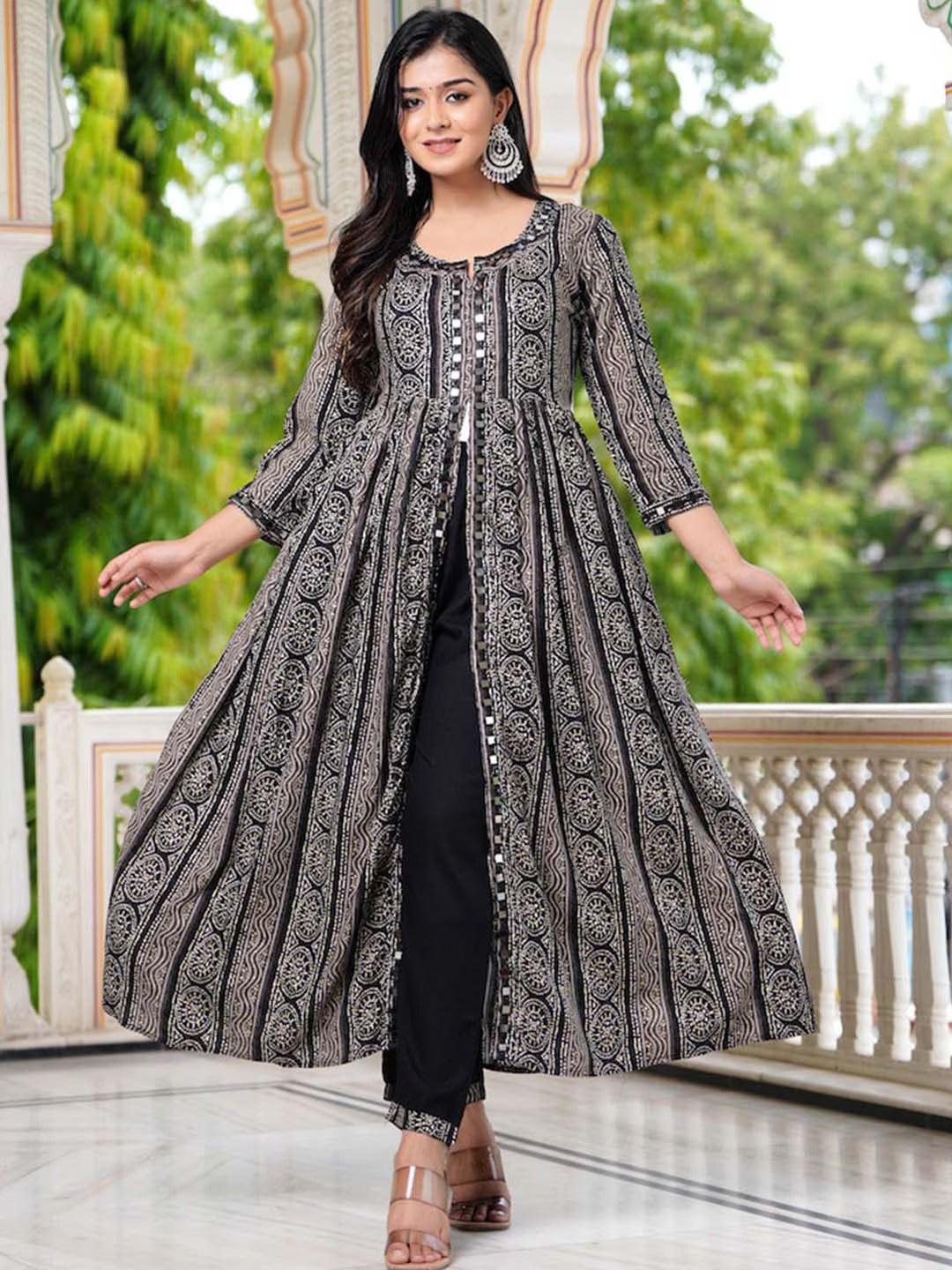 Women's Floral Printed V-Neck Straight Kurta With Trousers - Hatheli