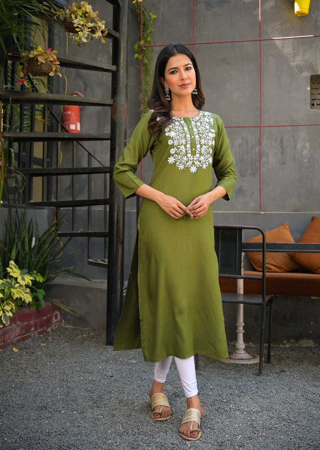 Women's Green Embroidered Kurta - Yufta