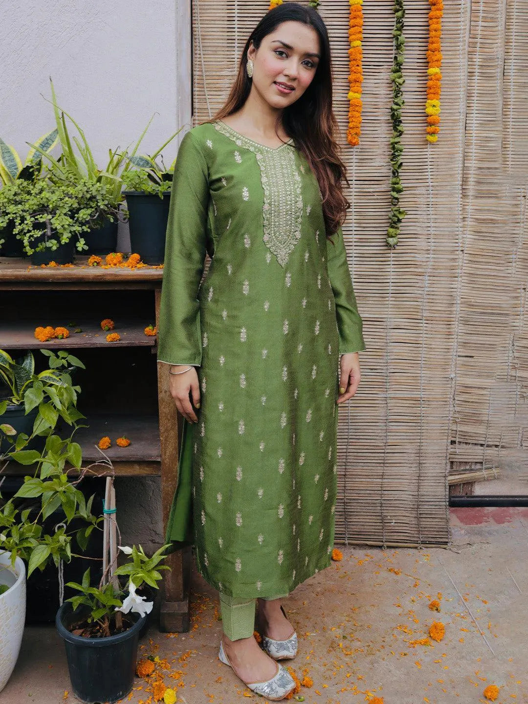 Green Embroidered Silk Straight Kurta - Jashvi