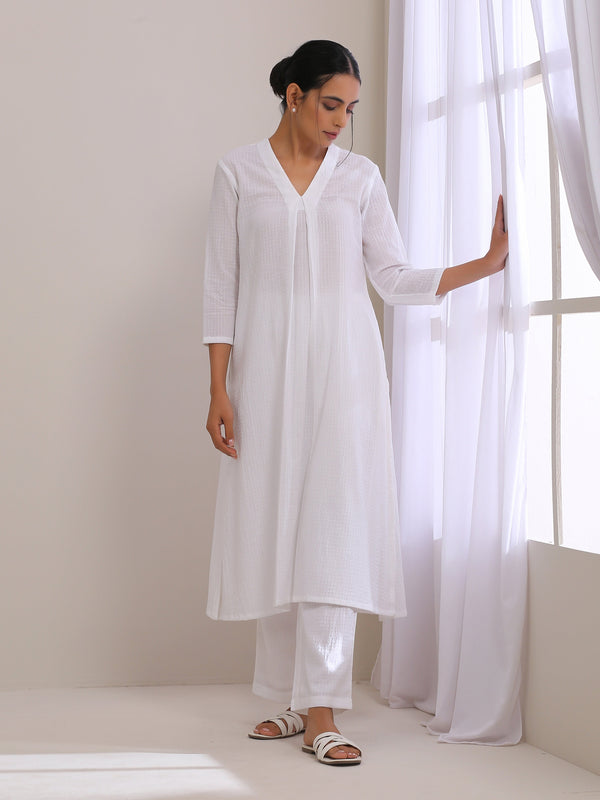 Women's White Dobby Neck Pleat Kurta Pant Set - Truebrowns