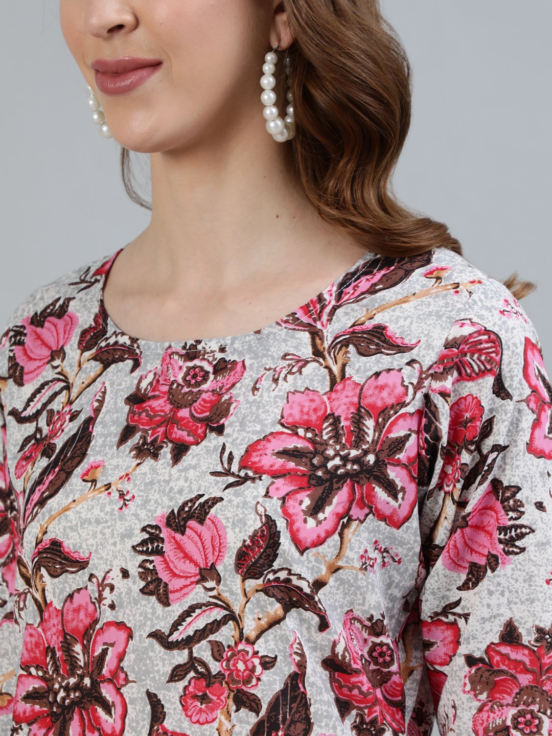 Women Off- White Floral Printed Straight Kurta With Three Quarter Sleeves | NOZ2TOZ - Made In INDIA.