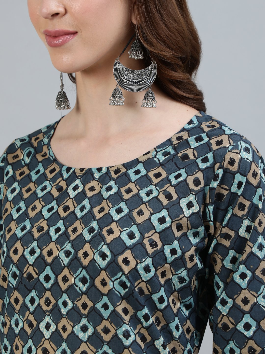 Women Grey Printed Straight Kurta With Three Quarter Sleeves | NOZ2TOZ - Made In INDIA.