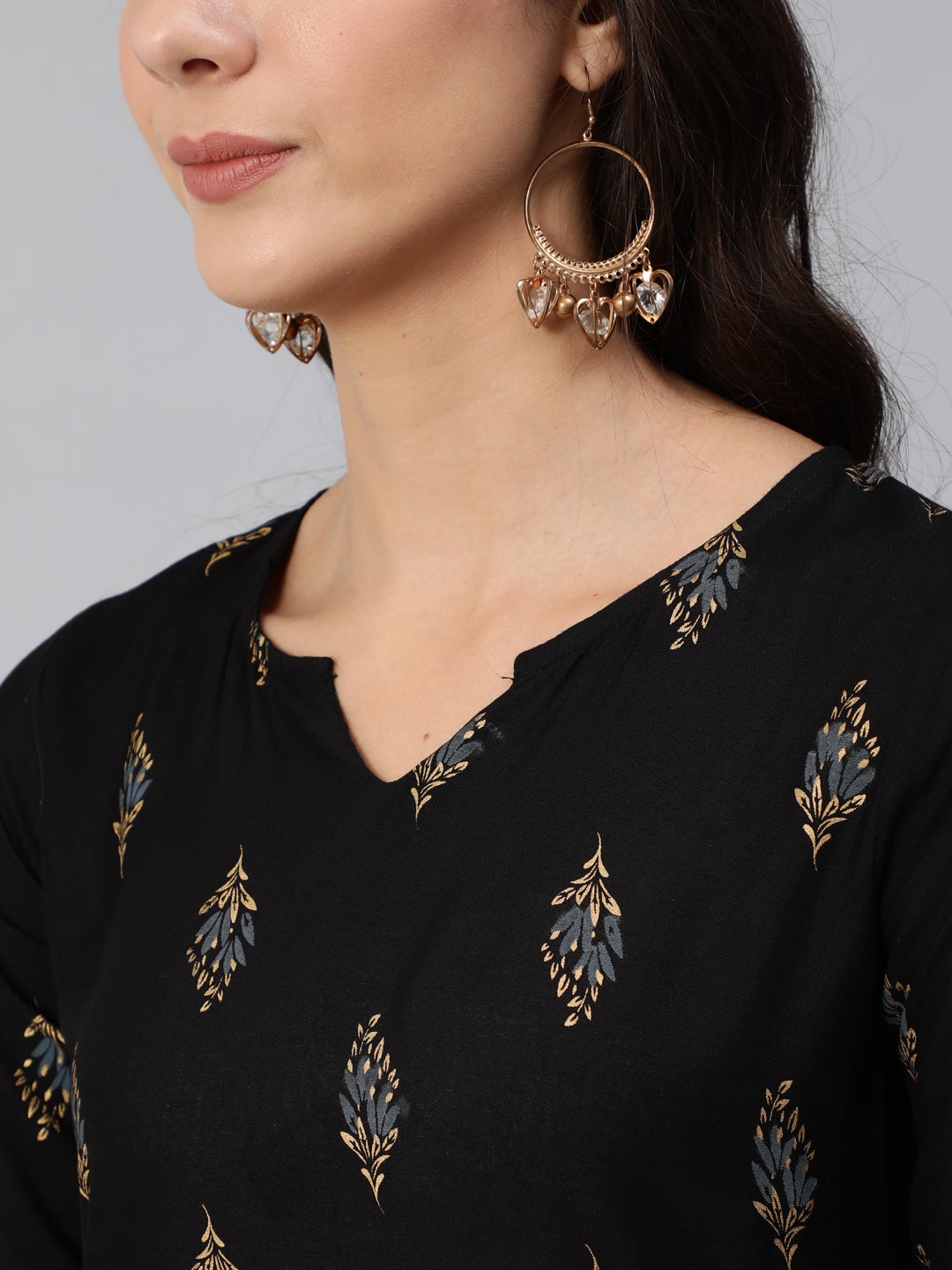 Women Black & Gold Printed Straight Kurta With Three Quarter Sleeves | NOZ2TOZ - Made In INDIA.