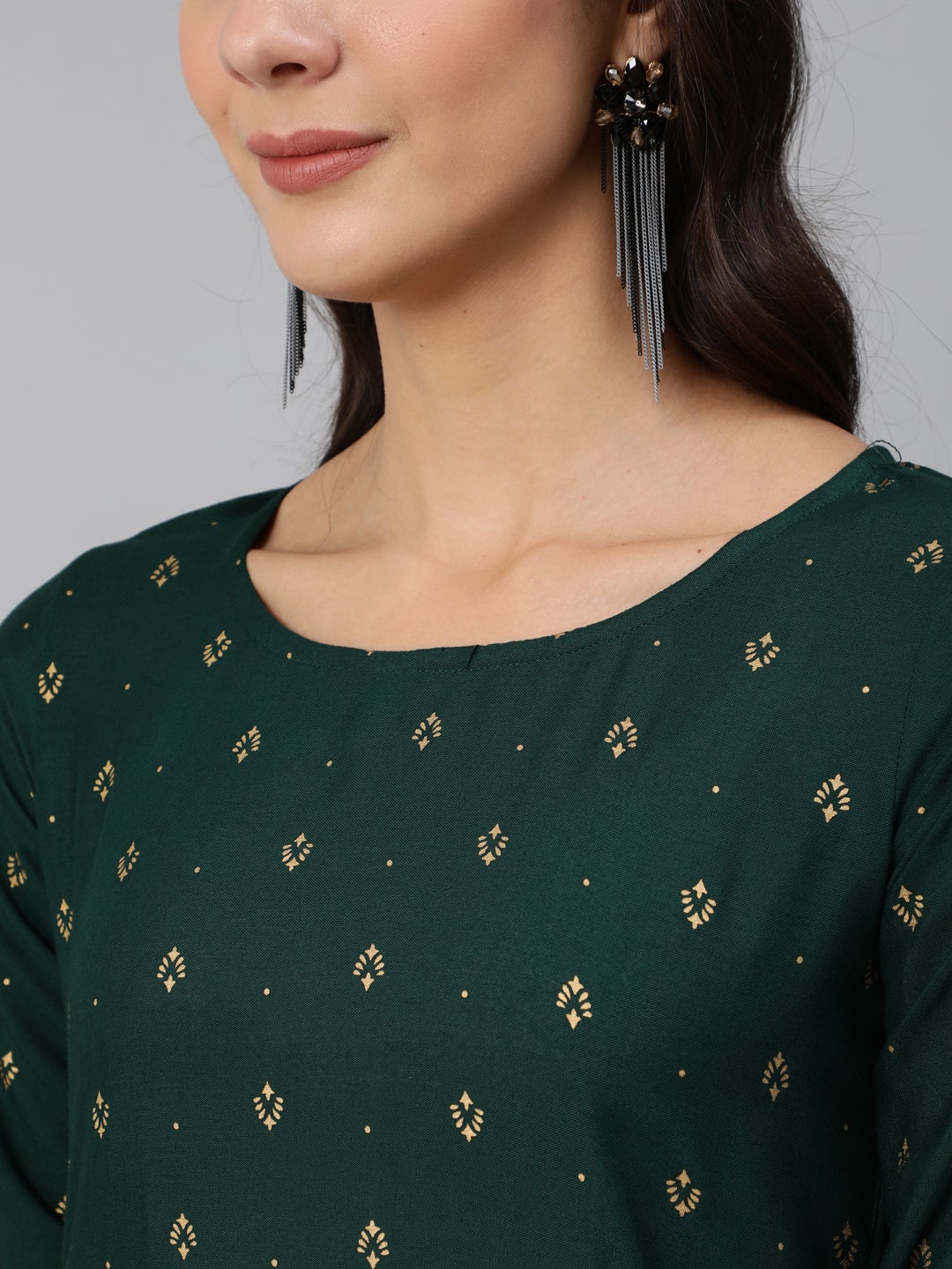 Women Green & Gold Printed Straight Kurta With Three Quarter sleeves | NOZ2TOZ - Made In INDIA.