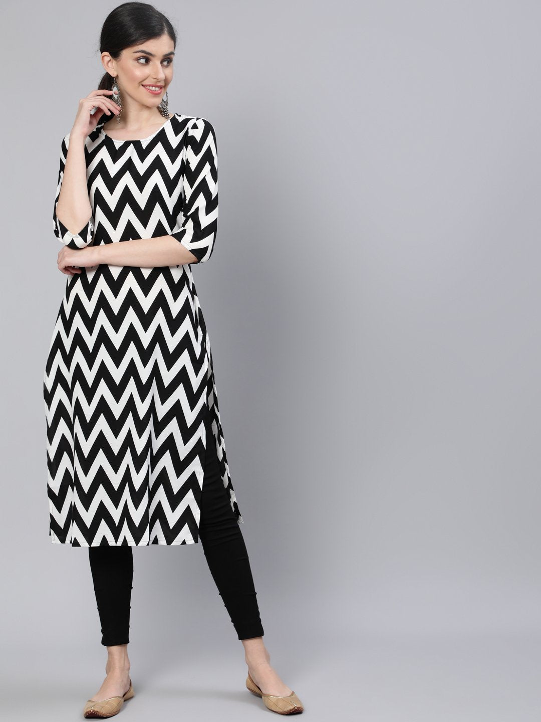 Women Black & White Zig-Zac  Straight Kurta With Three Quarter Sleeves | NOZ2TOZ - Made In INDIA.