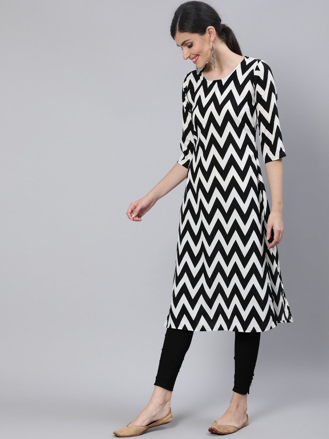 Women Black & White Zig-Zac  Straight Kurta With Three Quarter Sleeves | NOZ2TOZ - Made In INDIA.