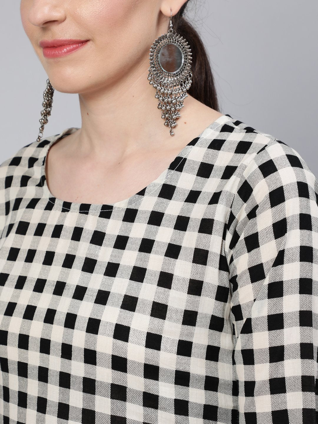 Women Black & White Checked  Straight Kurta With Three Quarter Sleeves | NOZ2TOZ - Made In INDIA.