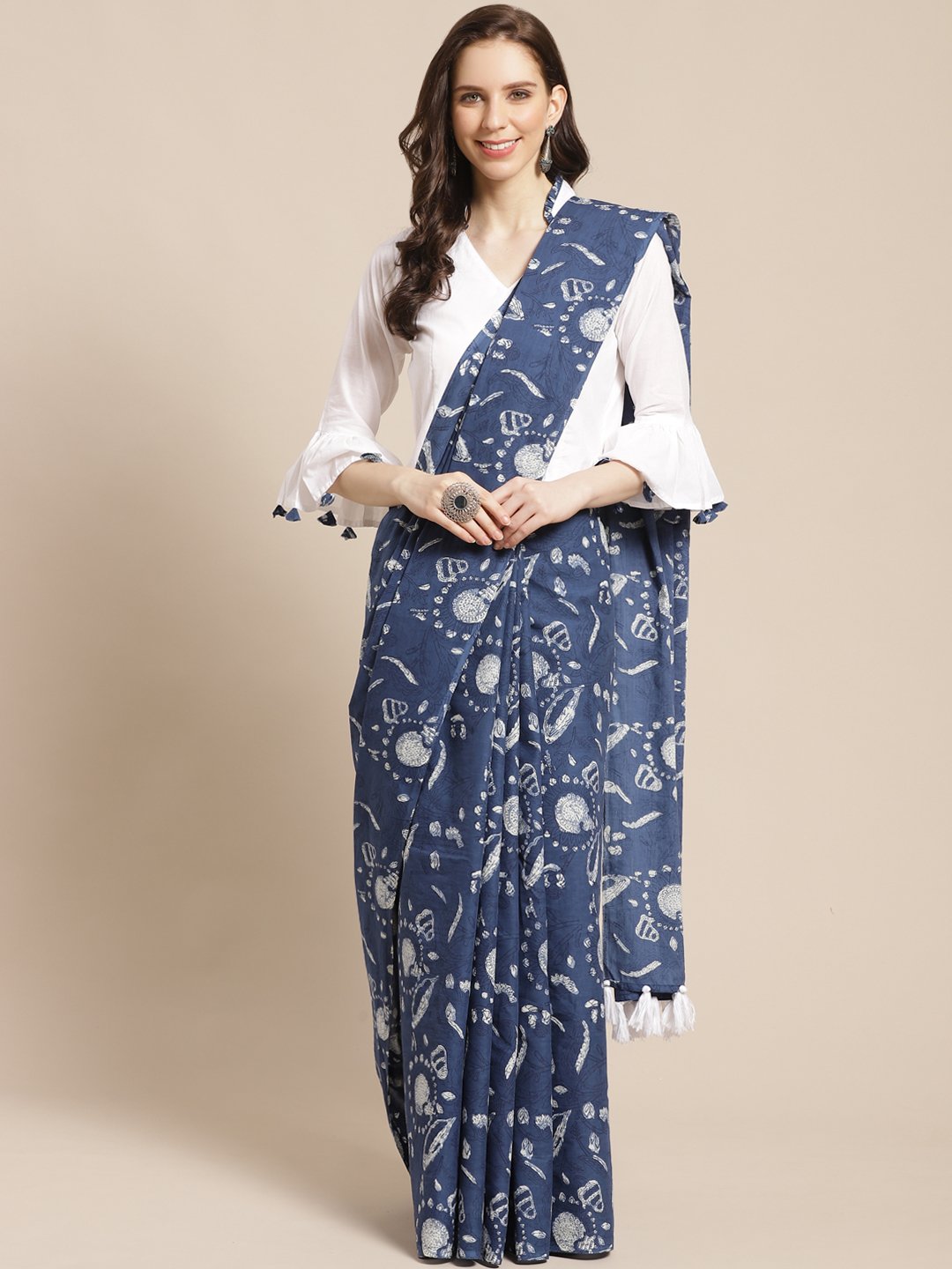 Women White Printed Saree with Solid white 3/4th Sleeve bell sleeve blouse | NOZ2TOZ - Made In INDIA.