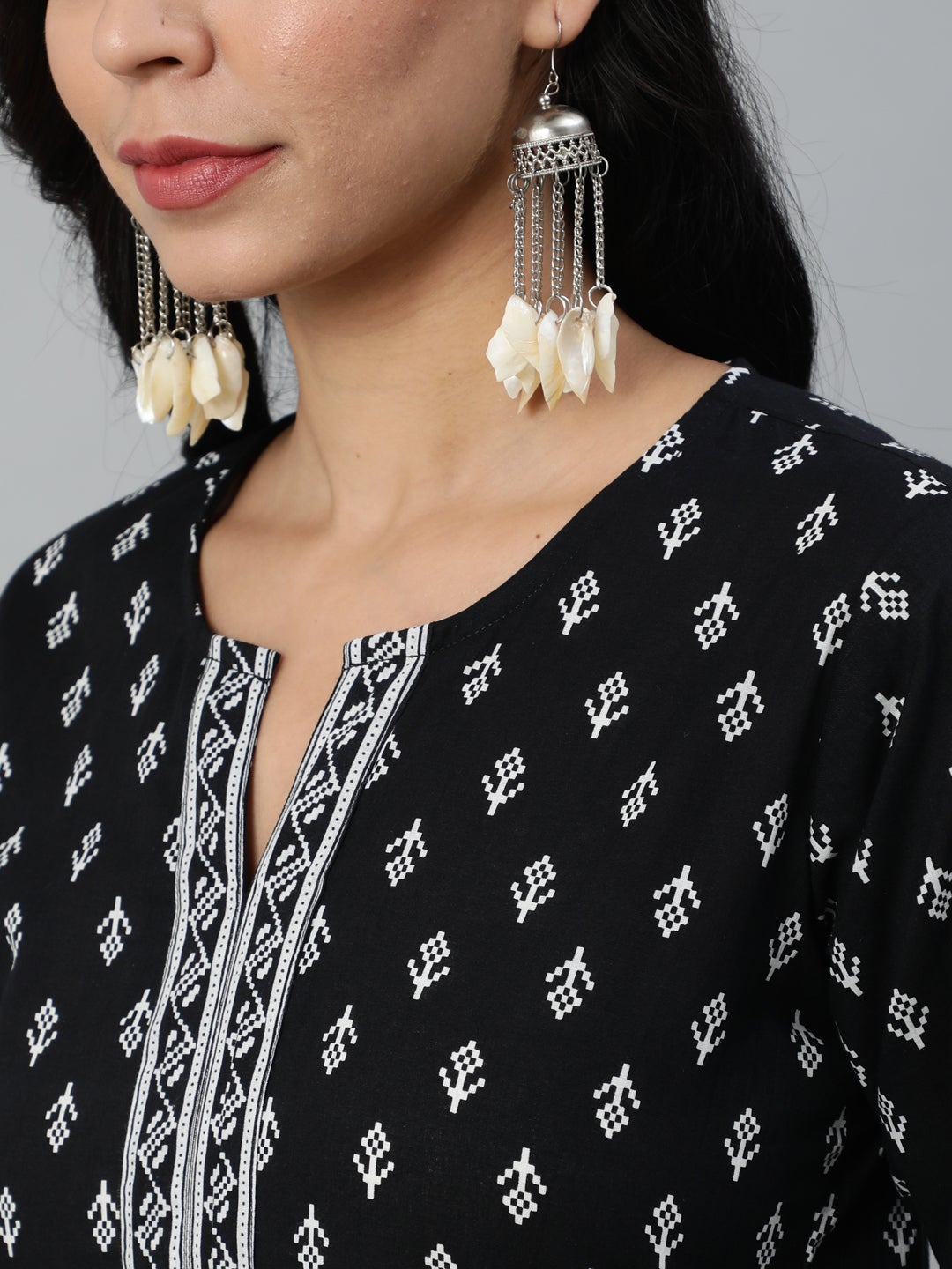 Women Black Calf Length Straight Kurta With Round Neck And Three Quarter Sleeves | NOZ2TOZ - Made In INDIA.