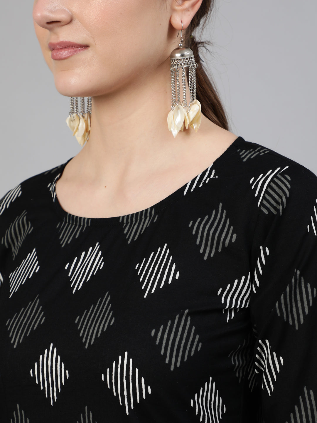 Women Black Geometric Printed Straight Kurta With Three Quarter Sleeves | NOZ2TOZ - Made In INDIA.