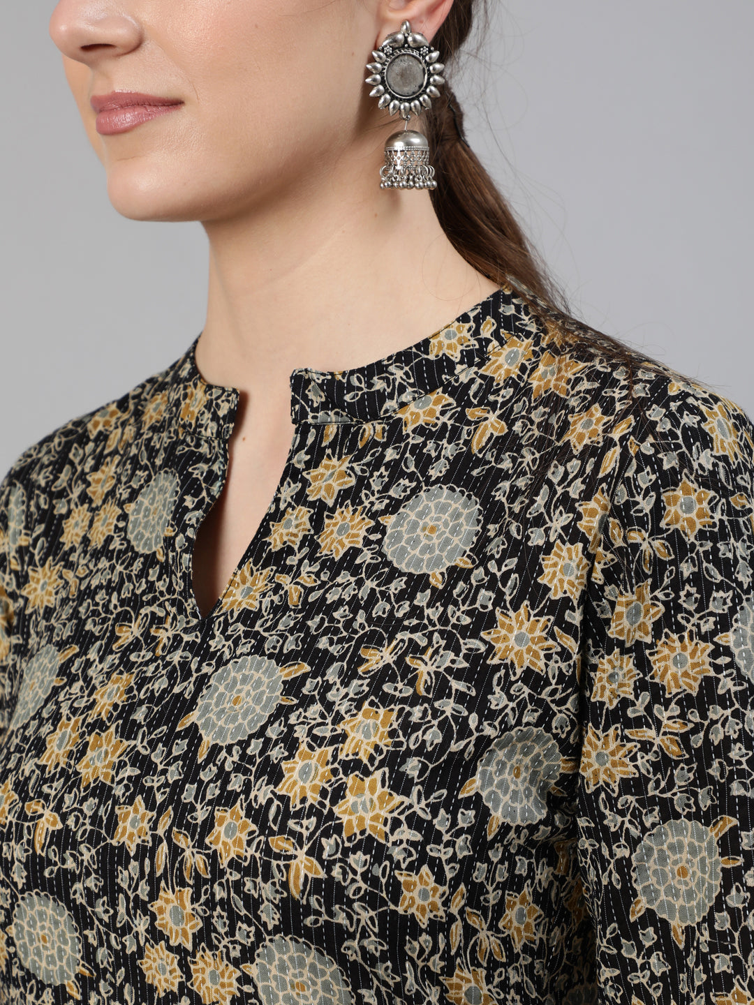 Women Black & Cream Floral Printed Kurta With Three Quarter Sleeves | NOZ2TOZ - Made In INDIA.