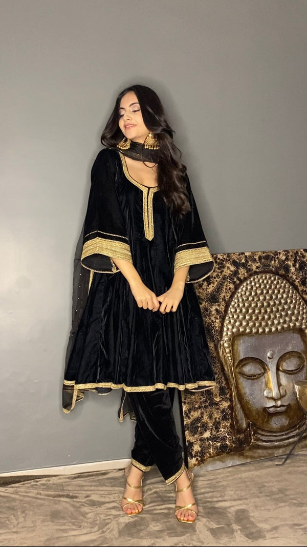 Jannat Khurana In Zoya Black Velvet Short Anarkali With Salwar Set