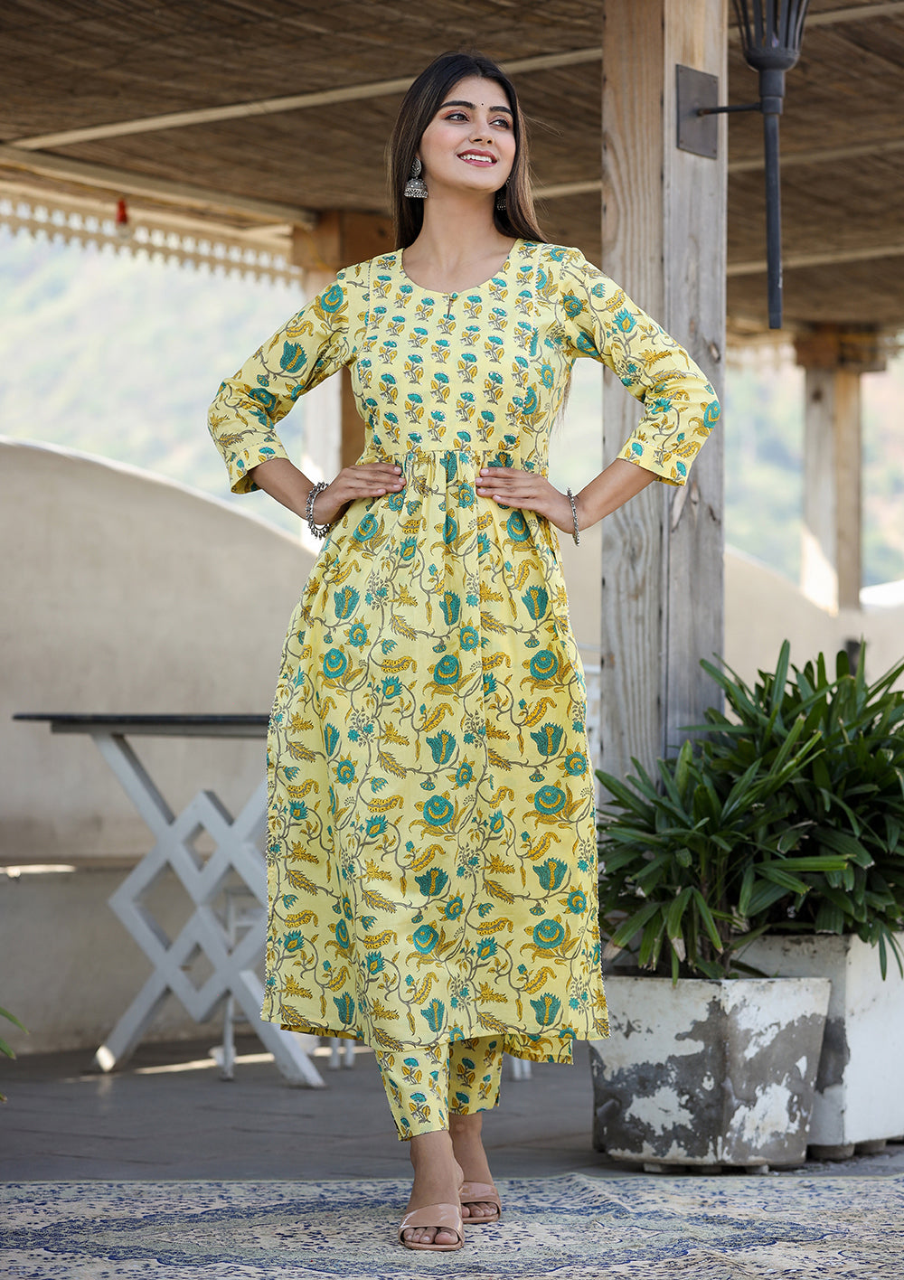 Women's Yellow Floral Print Side Slit Cotton Kurta Pant Set - Kaajh