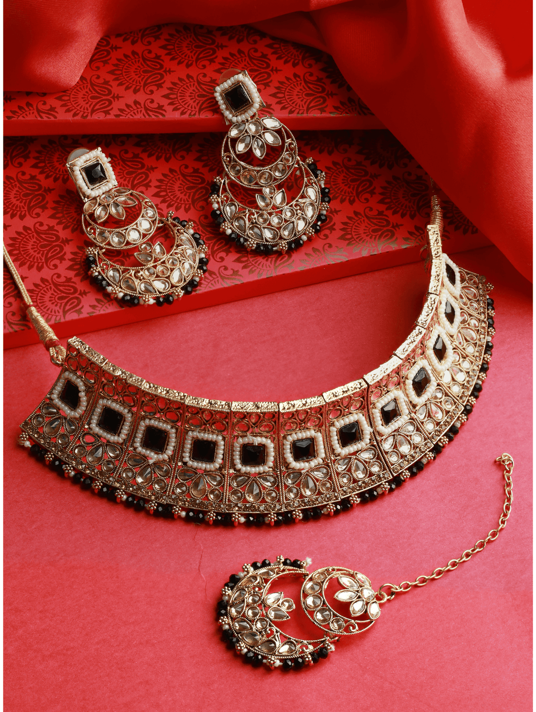 Women's Black Kundan Gold Plated Choker Set With Maangtikka - Jazz And Sizzle - Indiakreations